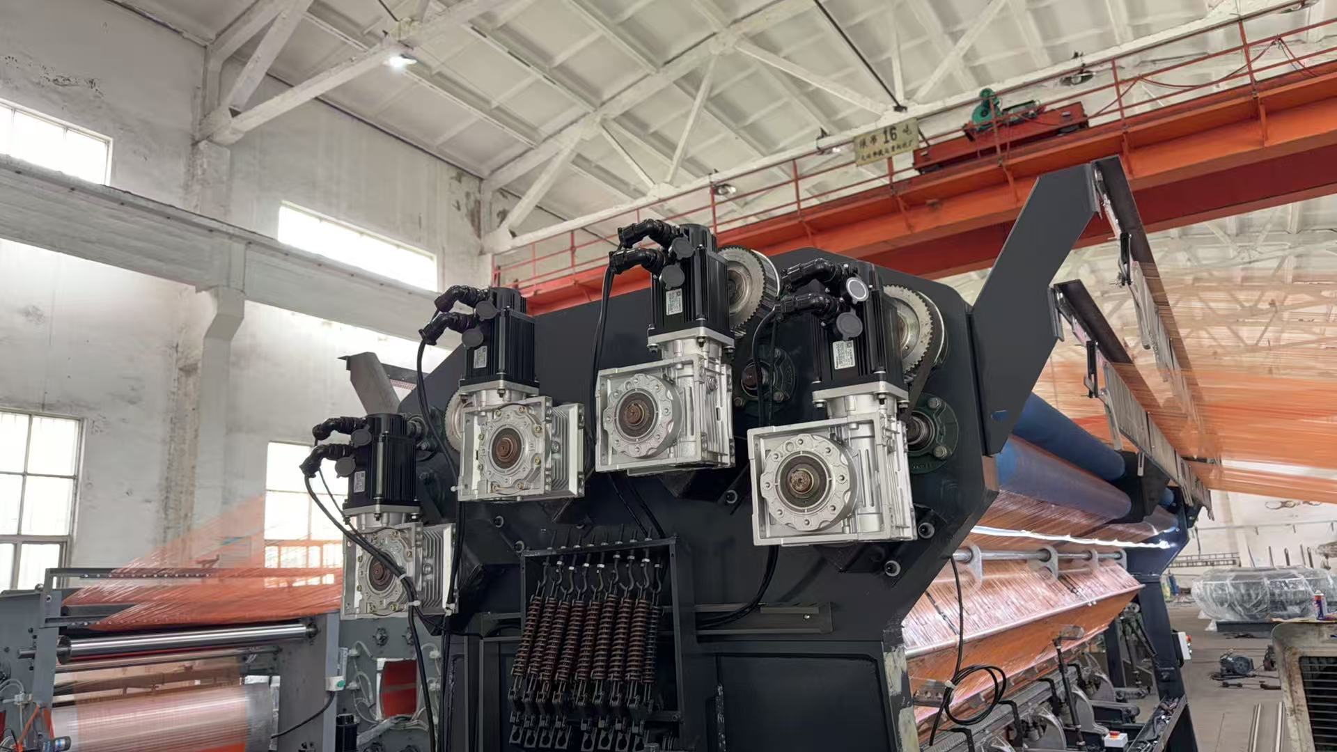 ultimo caso aziendale circa Double Needle Bed Warp Knitting Machine for High-Quality Textile Fabric Production